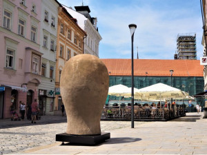 FOTO/VIDEO: Na Dolním náměstí stojí Jedna z velkých hlaviček. Další socha v rámci Sculpture Line