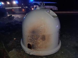 V Ludmírově neznámý pachatel zapálil kontejnery na tříděný odpad