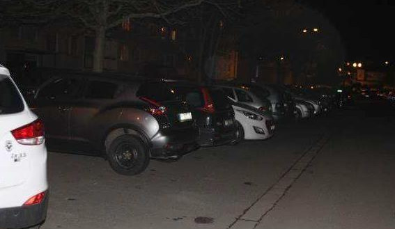Vandal poničil devět automobilů na Kaštanové ulici