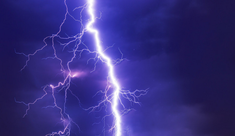 Meteorologové varují před bouřkami, přetrvat mohou i do úterý