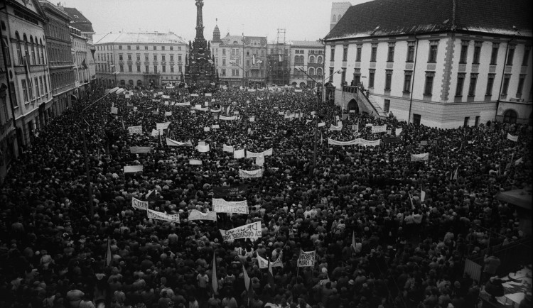 VIDEO A FOTO: Sametová revoluce v Olomouci aneb plné náměstí či krabice před KSČ