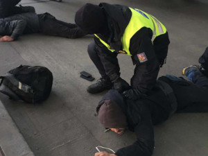 Policie na dálničním parkovišti u Olomouce zadržela dva migranty, prchali z návěsu