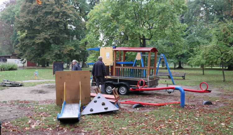 Dětská hřiště v Michalově dostanou ještě letos nové modřínové prolézačky