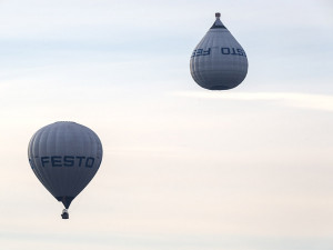 Obrácený balon zaujal obyvatele Olomouce, jedná se o propagační aktivitu německé průmyslové firmy