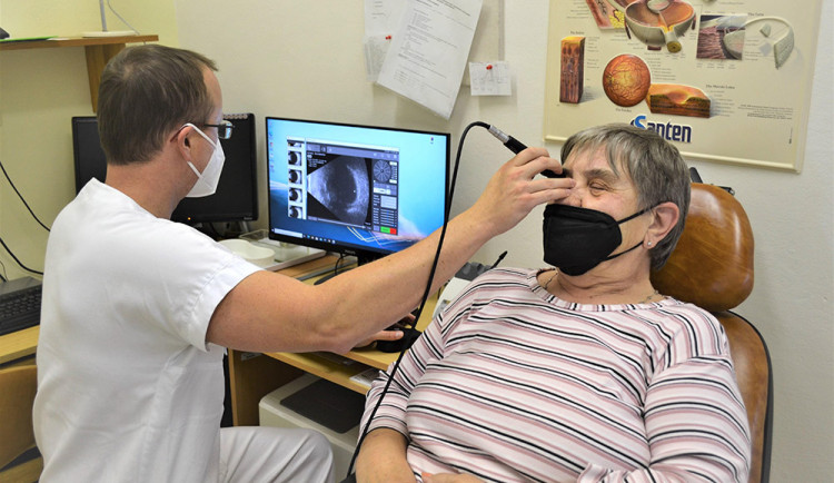 Nové přístroje pomohou očním lékařům prostějovské nemocnice