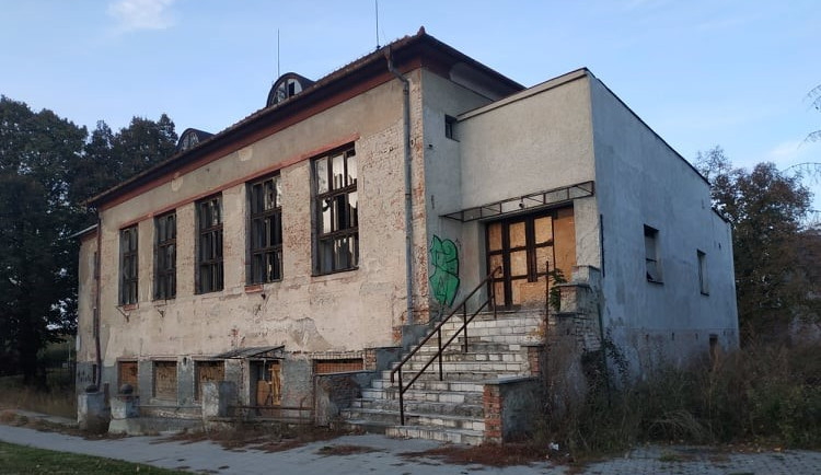 Majitel Dělnického domu v Černovíře oznámil, že ho chce opravit a vrátit mu zašlou slávu