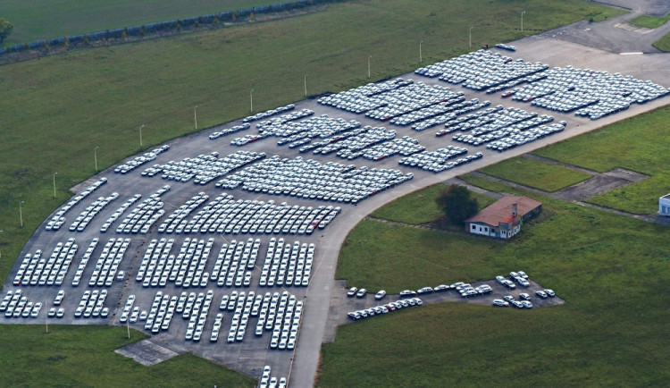 Unfertige Škoda-Autos füllten den Parkplatz des Flughafens Bochoř