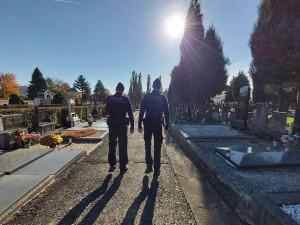 Policisté zvýšili dohled u hřbitovů. Během dušičkového období varují před zloději