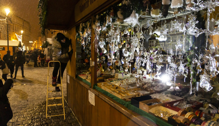Olomoucké vánoční trhy se ponořily do tmy a lidé odešli. Je to velké zklamání, říkají pořadatelé