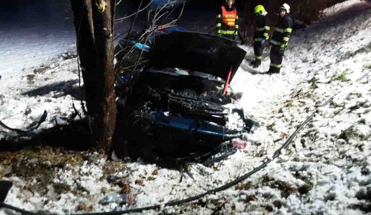U Těšic dnes v podvečer narazil šestačtyřicetiletý řidič do stromu a zemřel