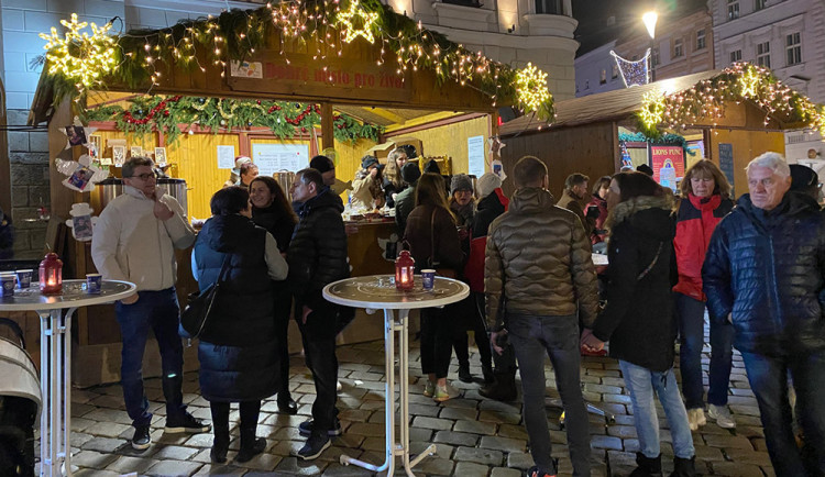 Ztráta i pro charitu. Zákaz vánočních trhů uzavřel v Olomouci také dobročinný stánek