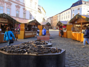 V Olomouci dnes začal zimní jarmark. Prostějov stánky přesune na tržnici