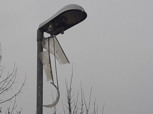 Vandalové v noci opět zdemolovali lampy na cyklostezce u Litovle. Město hledá svědky