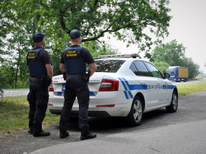 Honička na D46: Celníci překazili převoz kradeného Audi, řidič auto nechal ve vesnici a uprchl