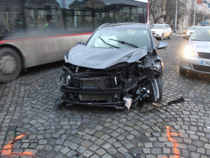 Opilý řidič řádil v Olomouci. Naboural čtyři auta a nadýchal přes 2,5 promile