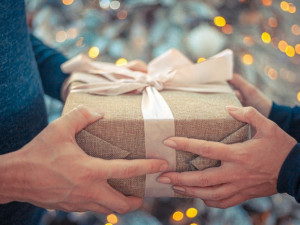 Chybí vám poslední vánoční dárky? Sáhněte po kosmetice, dárkových balíčcích nebo zdravých dobrotách