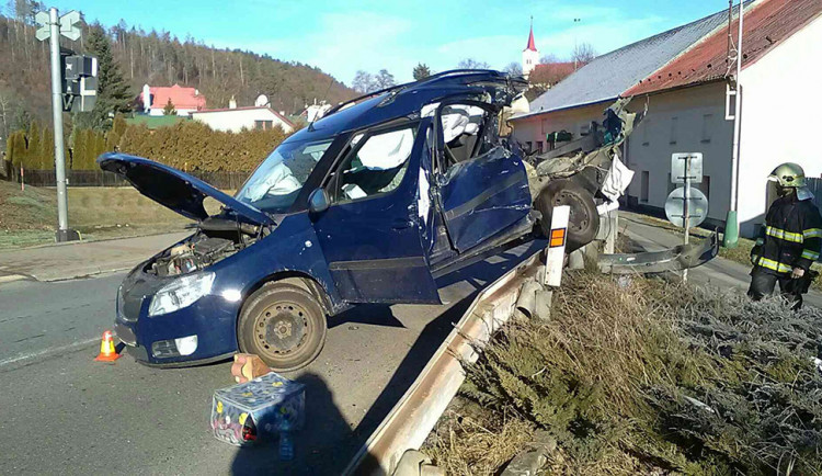 Vlak v Hlubočkách smetl auto z přejezdu. Dva lidé utrpěli zranění, nehoda zastavila provoz na trati