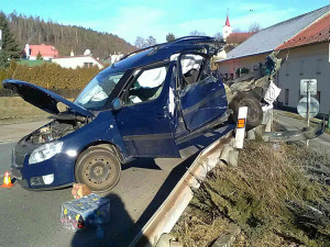 Vlak v Hlubočkách smetl auto z přejezdu. Dva lidé utrpěli zranění, nehoda zastavila provoz na trati