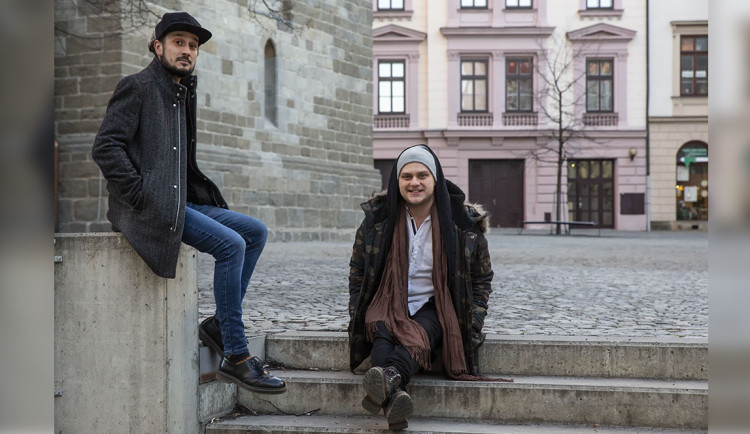 Skromně ukrytí Ve stínu. Divadelníci s kamerou představují úspěšné osobnosti z Olomouce