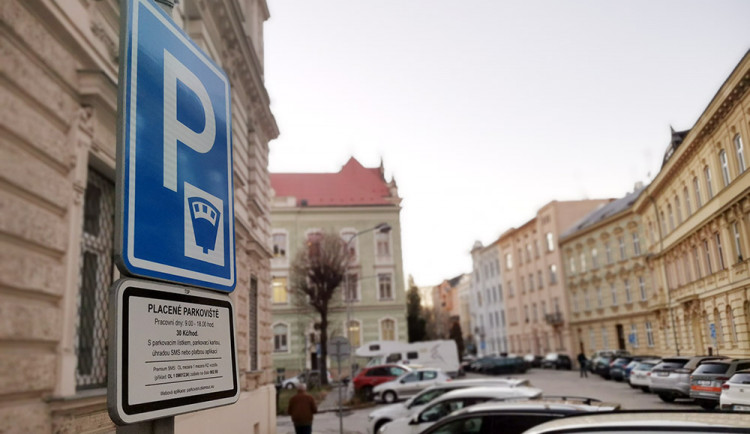 Parkování v Olomouci: Zdražení v centru se blíží, město otestuje software pro kontroly na sídlištích