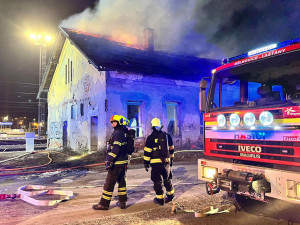 VIDEO: Noční požár v areálu nádraží ve Šternberku zaměstnal deset jednotek hasičů