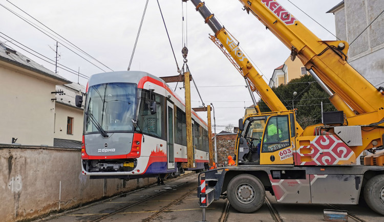 Do ulic Olomouce vyrazí nová tramvaj. Vůz za 28 milionů má antikolizní systém i nanonástřik