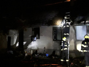 Oheň a exploze tlakových lahví poškodily starší dům v Prostějově