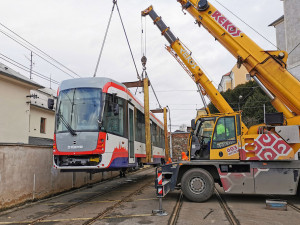 Do ulic Olomouce vyrazí nová tramvaj. Vůz za 28 milionů má antikolizní systém i nanonástřik