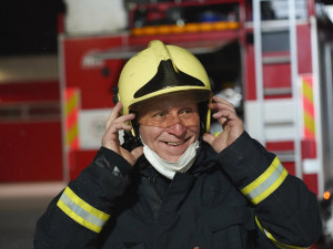 Do civilu po 42 letech. Šumperští hasiči se dojemně loučili s usměvavým rekordmanem
