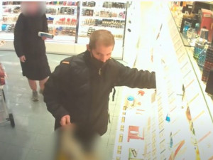 VIDEO: Policie hledá zloděje, který v olomouckých obchodech kradl drahé parfémy