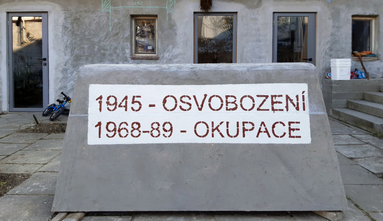 Kámen u památníku osvobození v Olomouci připomíná rok 1945, ale i okupaci v roce 1968