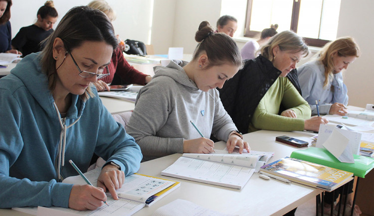 Pro lepší šanci na práci. Ukrajinští uprchlíci se učí češtinu na olomoucké univerzitě
