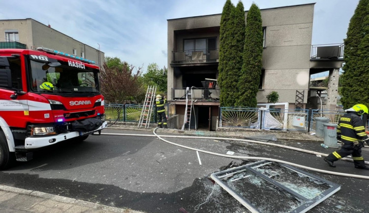 Po explozi shořelo přízemí domu v Lipníku. Požár vyšetřuje kriminálka kvůli úmyslnému útoku