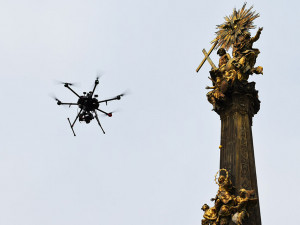 VIDEO: U Sloupu Nejsvětější Trojice létal dron. Poskytne 3D model i snímky pro plánovanou údržbu památky
