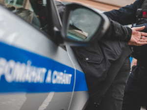 Policie obvinila seniora z pokusu o vraždu. V Olomouci napadl obsluhu herny