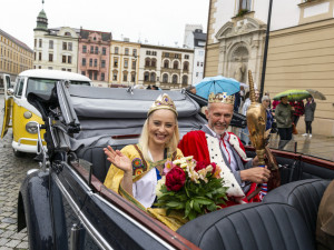 FOTOGALERIE: Bujarý majálesový průvod prošel Olomoucí. Studentům kralují hvězdy Stardance