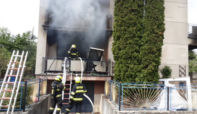 Osmdesátník podpálil benzínem dům v Lipníku. Kriminalisté ho obvinili z pokusu vraždy vnuka