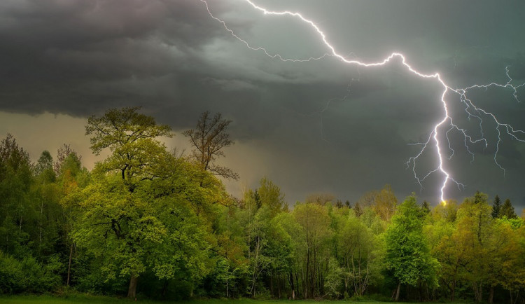 Meteorologové varují před silnými bouřkami a kroupami. Pro střední Moravu platí výstraha až do večera