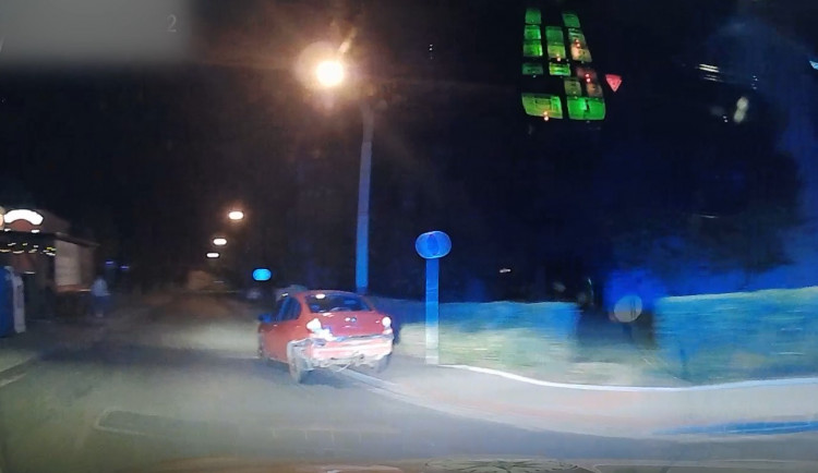 VIDEO: Opilá řidička ujížděla v Zábřehu před policisty. Několikrát vjela na chodník