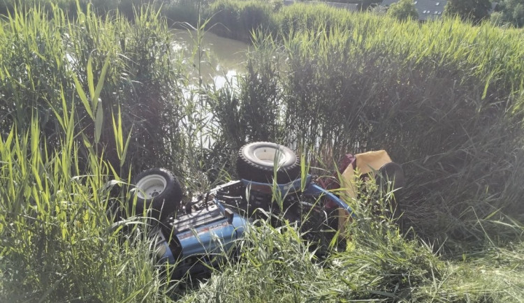 Při sekání trávy se ve Vernířovicích malý traktor převrátil do rybníka. Řidič se málem utopil