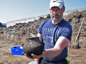 Archeologové objevili ve Slavoníně další desítky žárových hrobů. Jde o největší osadu svého druhu na Moravě