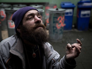 Bez střechy nad hlavou: Výzkum zmapoval téma bezdomovectví v Olomouci