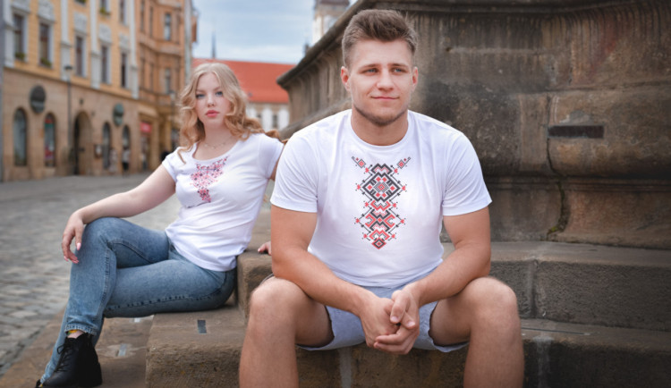 Univerzita má originální trička s ukrajinskými motivy na podporu studentů a pedagogů z napadené země