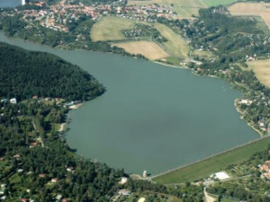 Voda v Plumlovské přehradě se mírně zhoršila, po koupání hygienici doporučují sprchu