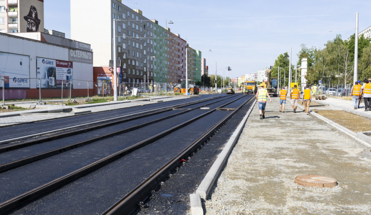 FOTOGALERIE: Část Zikovy ulice se brzy otevře, stavba tramvajové trati v Olomouci pokročila