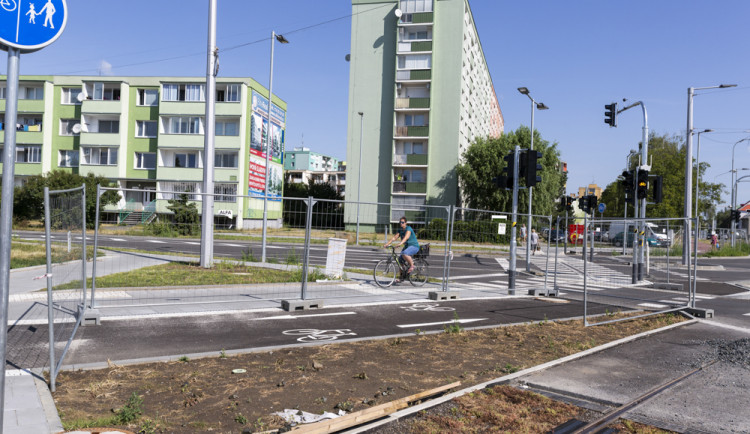Speciální asfalt až na konec. Cyklostezky u Billy v Olomouci dostanou finální povrch zřejmě na podzim