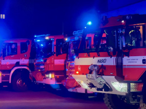 VIDEO: Na pomoc v boji s požárem v Hřensku dorazil další odřad hasičů z Hané