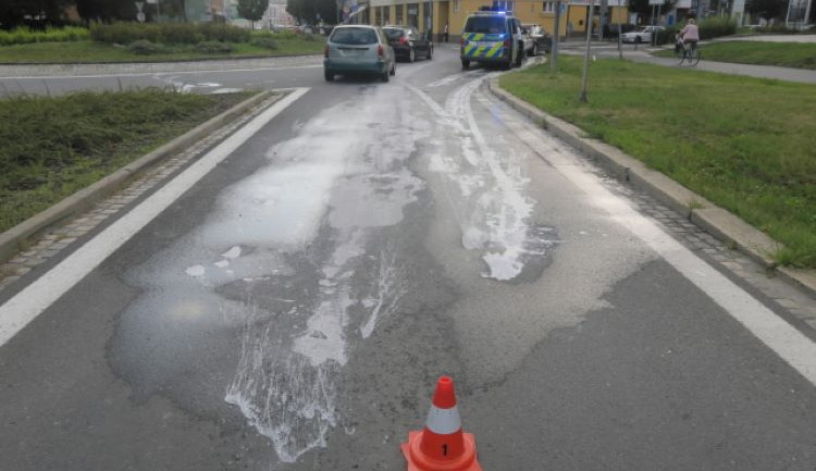 V centru Přerova musel řidič zabrzdit. Z vozíku vytekla na silnici bílá barva