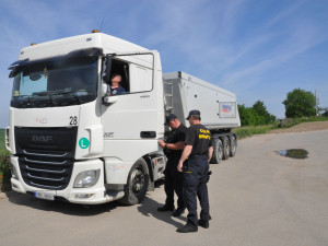 VIDEO: Více než polovina nákladních aut v Tovačově byla přetížená, ukázala kontrola