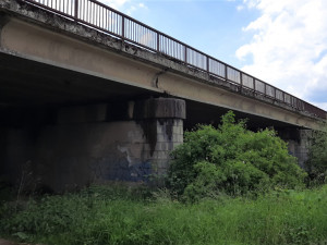VIDEO: Oprava mostu na dálnici u Loštic se o několik týdnů protáhne. Kvůli stavbě pilířů